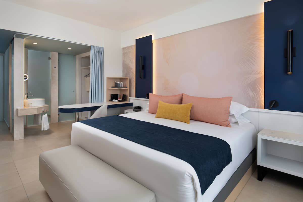 Minibar, coffres-forts dans les chambres, bureau