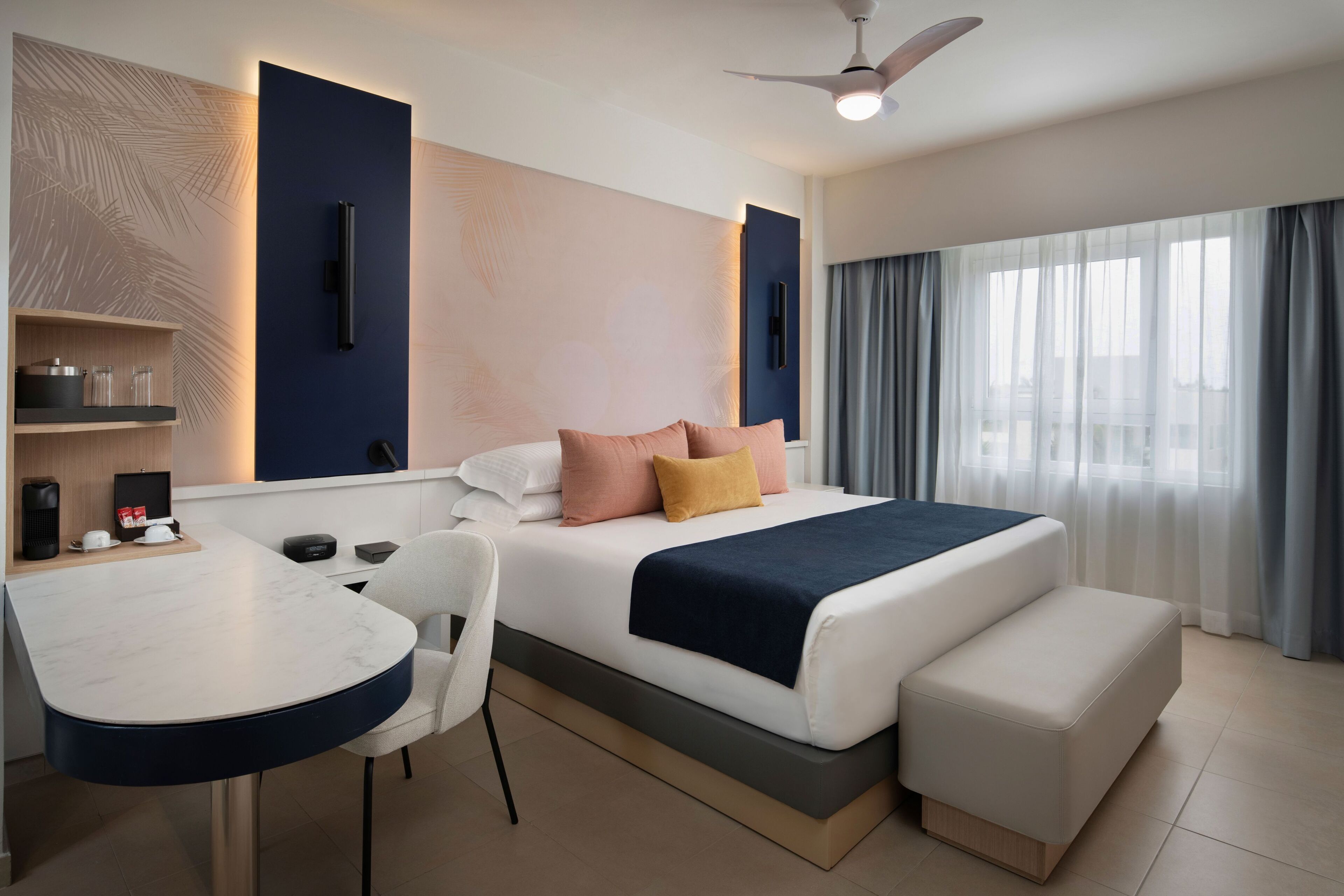 Minibar, safe på rommet, skrivebord og skrivebord for bærbar PC