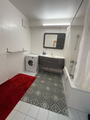 Serviettes fournies, savon, papier de toilette