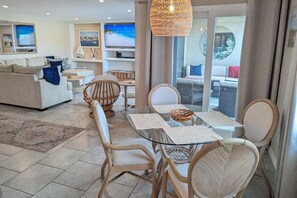 Leilighet, flere senger (Sea Club #39 - Seaside Serenity) | Oppholdsområde