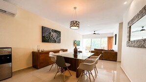 Une cuisine moderne avec un coin repas, un ventilateur de plafond et une grande fenêtre.