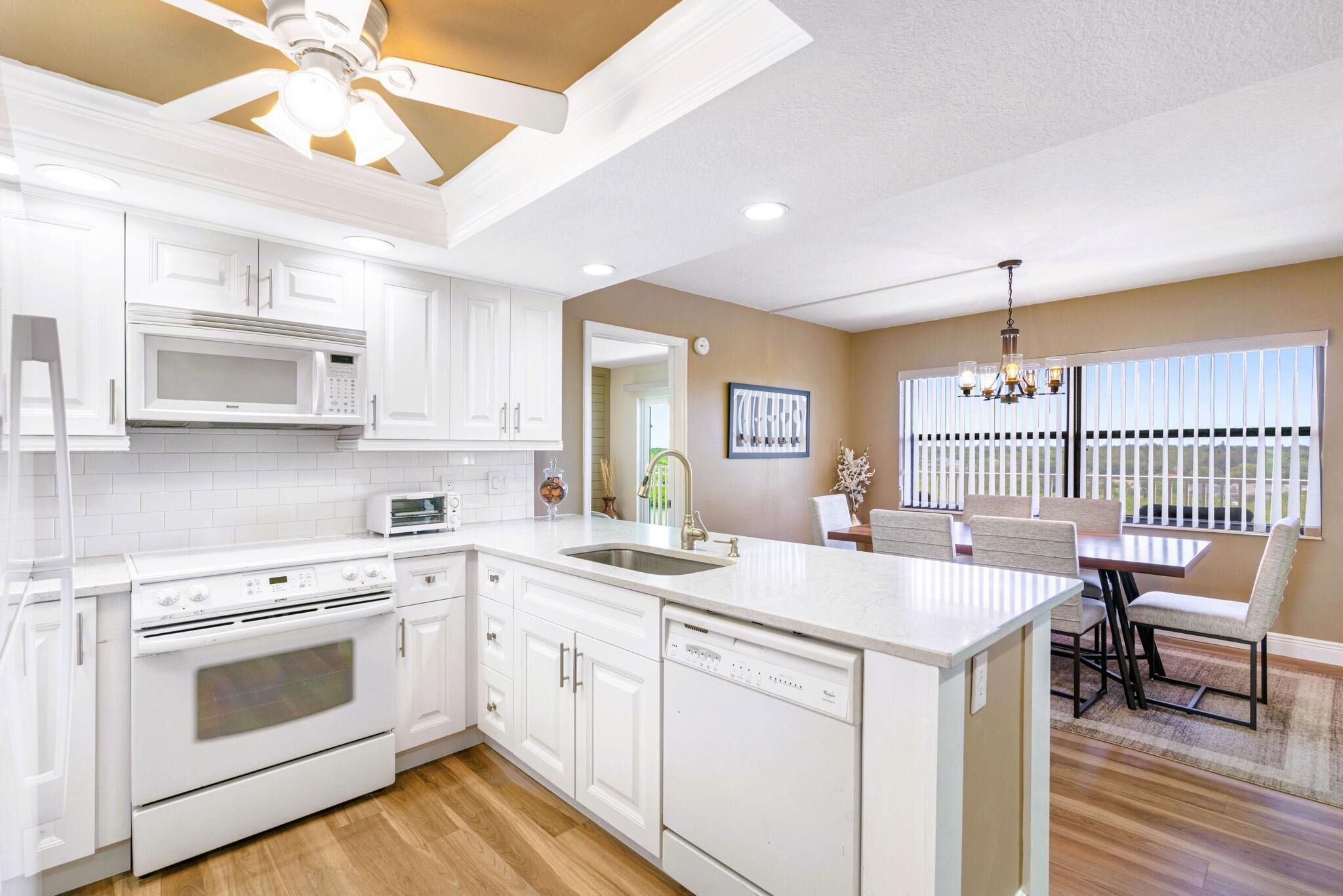 Condo, Multiple Beds (Bayshore Yacht & Tennis 806) | Private kitchen