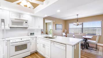 Condo, Multiple Beds (Bayshore Yacht & Tennis 806) | Private kitchen