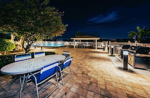 Appart'hôtel, plusieurs lits (Bayshore Yacht & Tennis 806) | Restauration extérieure
