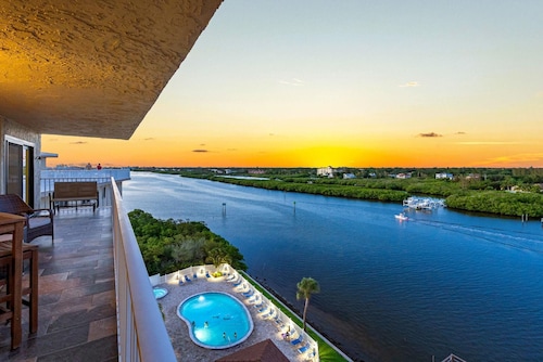 Bayshore Yacht & Tennis 806