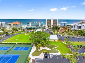 Appart'hôtel, plusieurs lits (Bayshore Yacht & Tennis 806) | Terrain de sport