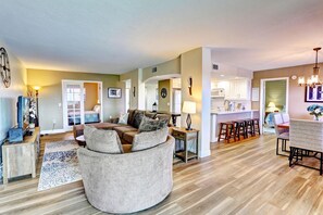 Condo, Multiple Beds (Bayshore Yacht & Tennis 806) | Living area