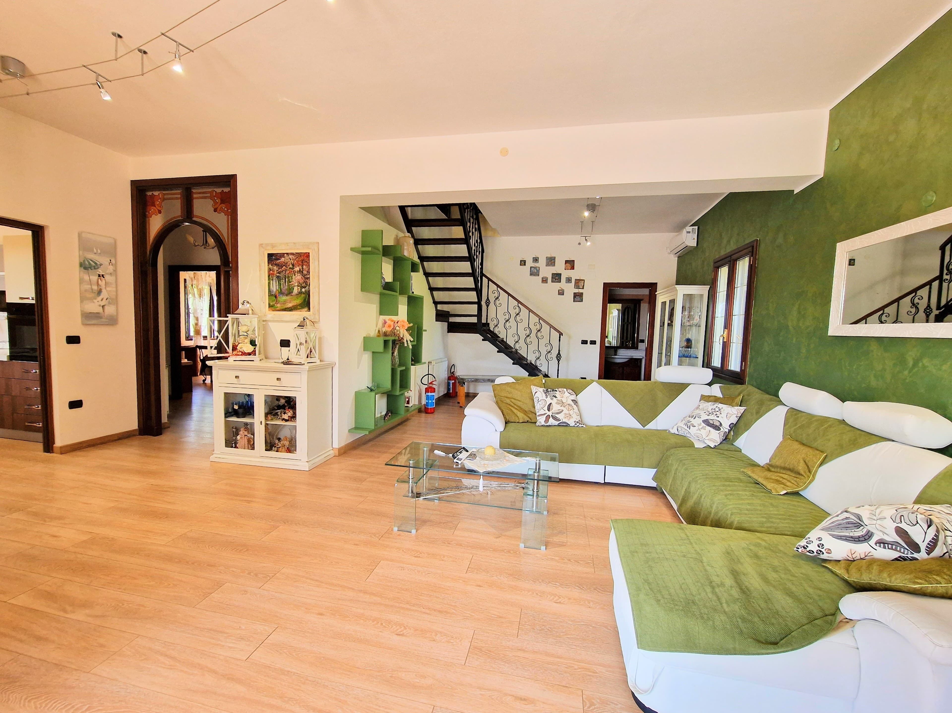 Una televisión, una chimenea, un futbolín, una mesa de tenis de mesa