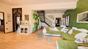 Una televisión, una chimenea, un futbolín, una mesa de tenis de mesa