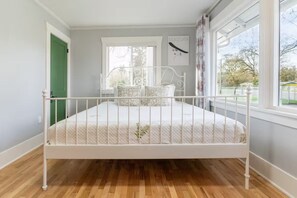 4 bedrooms, WiFi, bed sheets