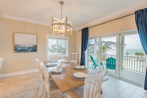 Maison, plusieurs lits (Captain's Quarters) | Restauration