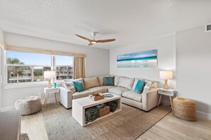 Apartment, Mehrere Betten (Seaward B503) | Wohnbereich