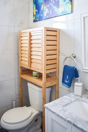 Hair dryer, towels, soap, shampoo - 2-bedroom apartment in fantastic Marsh Harbour with AC, WiFi (Marsh Harbour)