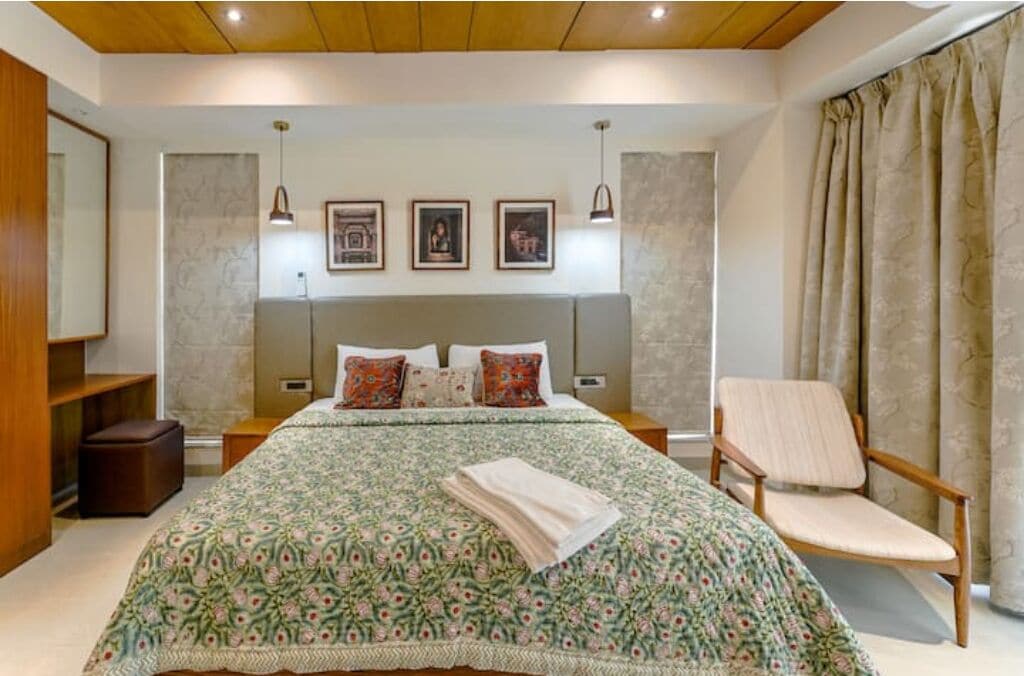 4 bedrooms, iron/ironing board, WiFi, bed sheets