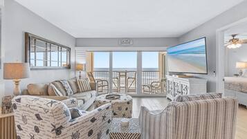 Condo, varias camas (Ponce de Leon Towers 804) | Área de sala de estar