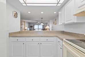 Apartamento, 1 cama de matrimonio grande con sofá cama (Ocean Terrace Club 706) | Cocina privada | Horno, cafetera o tetera, tostadora y licuadora