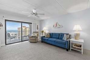 콘도, 킹사이즈침대 1개 및 소파베드 (Ocean Terrace Club 706) | 거실 공간 | TV