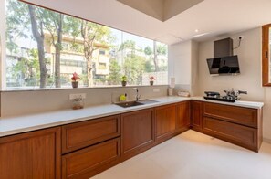 Cookware/dishes/utensils