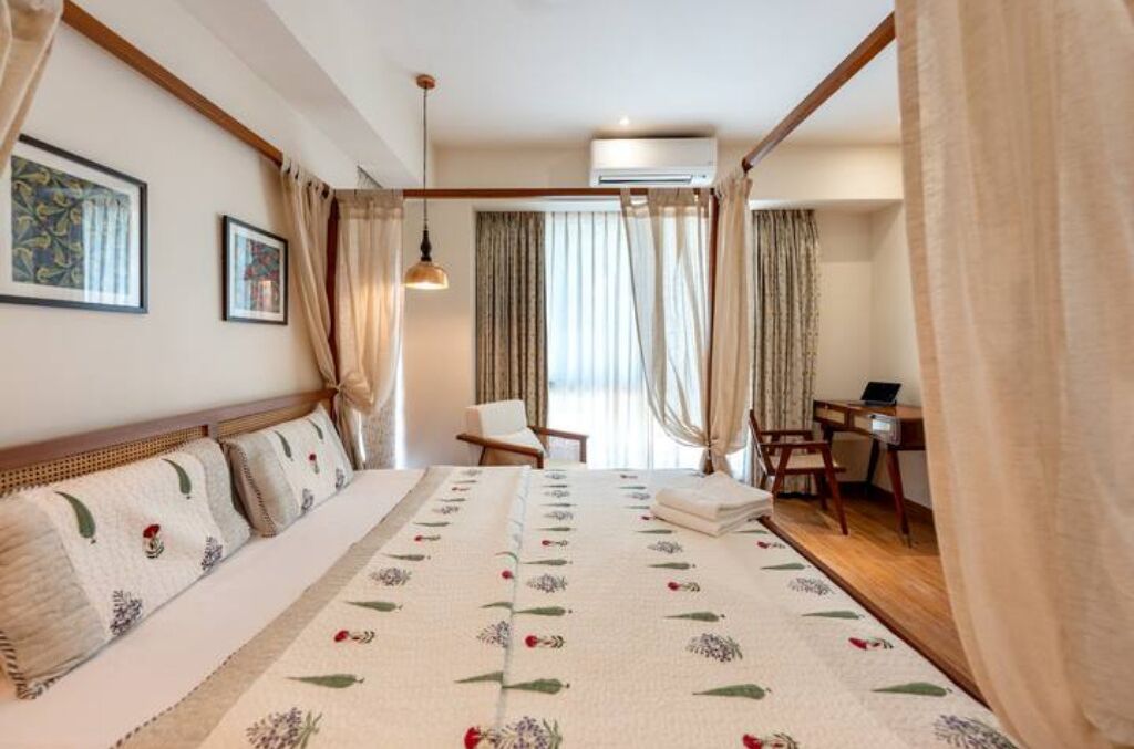 4 bedrooms, iron/ironing board, WiFi, bed sheets