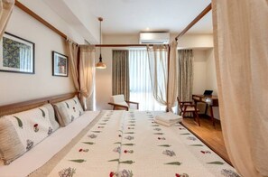 4 bedrooms, iron/ironing board, WiFi, bed sheets