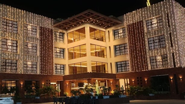 Un hotel con un patio central, varios pisos y un diseño arquitectónico moderno.