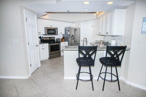 Condo, várias camas (Oceanwalk 11-202) | Cozinha privada | Fogão, cafeteira/chaleira, torradeira, liquidificador