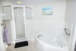Apartment, Mehrere Betten (Oceanwalk 11-202) | Badezimmer | Haartrockner, Handtücher, Seife, Shampoo