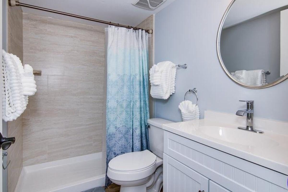 Une salle de bain avec une baignoire, des toilettes et un lavabo.