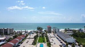 Un complexe hôtelier doté d’une piscine centrale, de villas en bord de mer et offrant une vue sur l’océan.