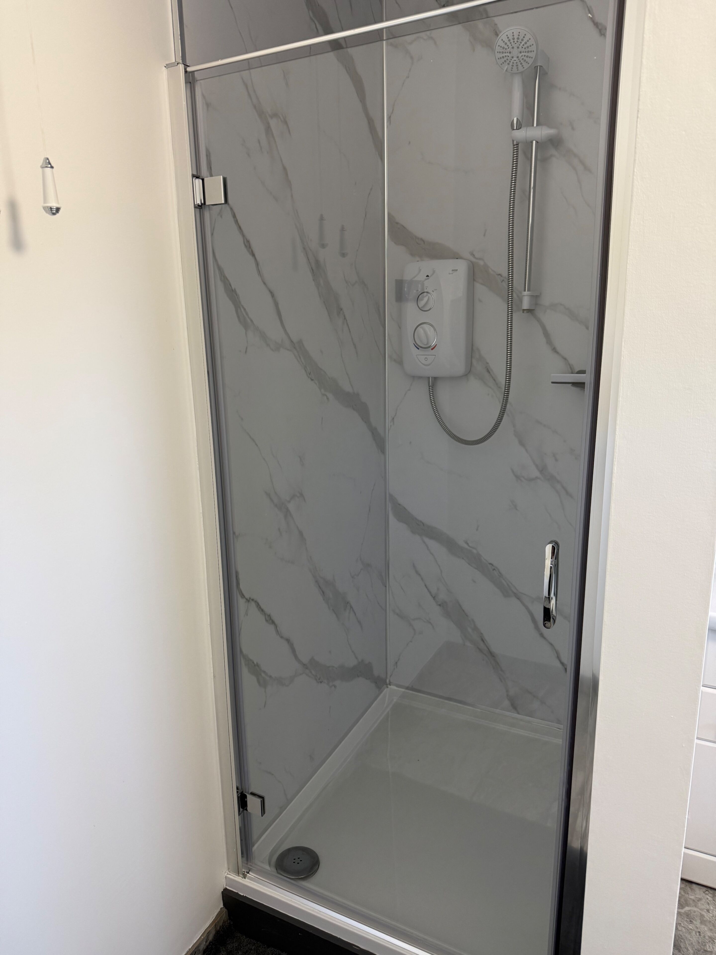 Cabaña | Baño | Ducha, toallas y papel higiénico