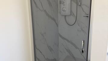 Ferienhütte | Badezimmer | Dusche, Handtücher