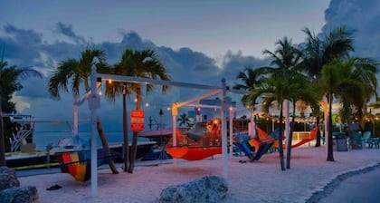 Charming 2-bedroom RV Hideaway campground in Key Largo; Sun & Fun!