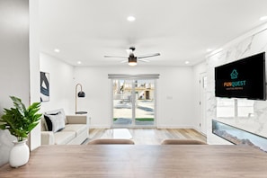 Apartment, 1 King Bed with Sofa bed (Ocean Breeze 5B) | Interior - Ocean Breeze 5B (Panama City Beach)