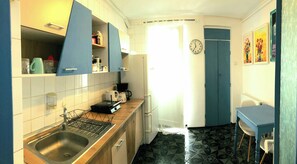 KĂŒhlschrank, Mikrowelle, Ofen, Herdplatte