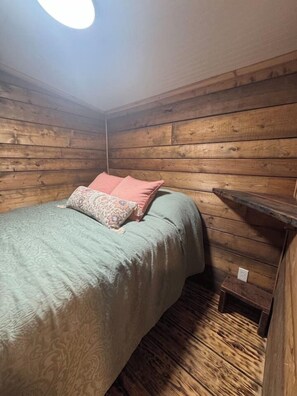 1 bedroom, bed sheets