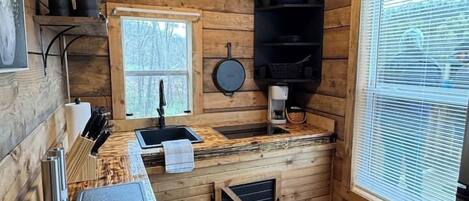 Een koelkast, een magnetron, een kookplaat