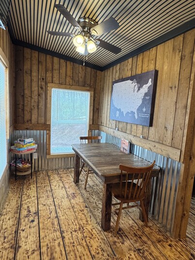 Glenville's Rustic Charm