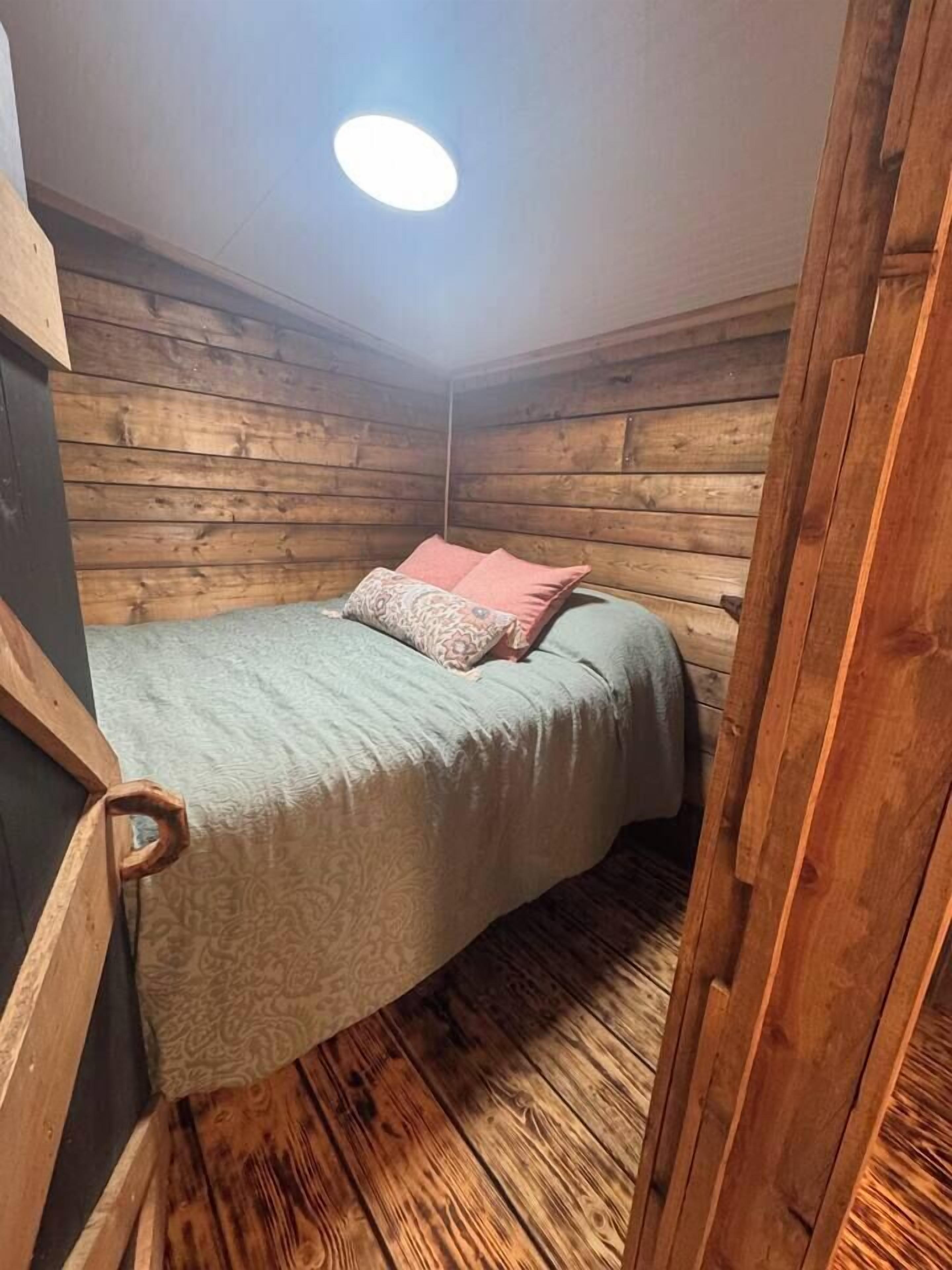 1 bedroom, bed sheets