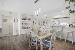 Condo, varias camas (Oceanwalk 10-602) | Restaurantes