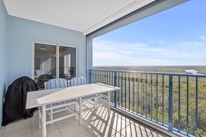 Bloc d'apartaments, diversos llits (Oceanwalk 10-602) | Servei de restauració a l'aire lliure