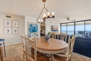 Condo, nhiều giường (Chadham by the Sea 413) | Khu ăn uống