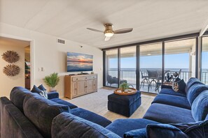 Apartment, Mehrere Betten (Chadham by the Sea 413) | Wohnbereich