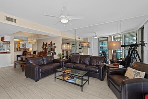 Condo, varias camas (Ebb Tide 205) | Área de sala de estar