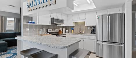 Casa, varias camas (Aqua Beach Bungalow) | Cocina privada | Horno y tostadora