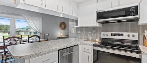 House, Multiple Beds (Aqua Beach Bungalow) | Private kitchen