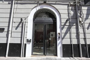 Front of property - evening/night - VivimiHome - CharmiNaples (Naples)