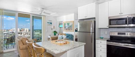 Apartamento, varias camas (Estero Beach & Tennis 708-C) | Cocina privada | Horno y tostadora