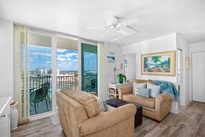 コンドミニアム ベッド (複数台) (Estero Beach & Tennis 708-C) | リビング エリア