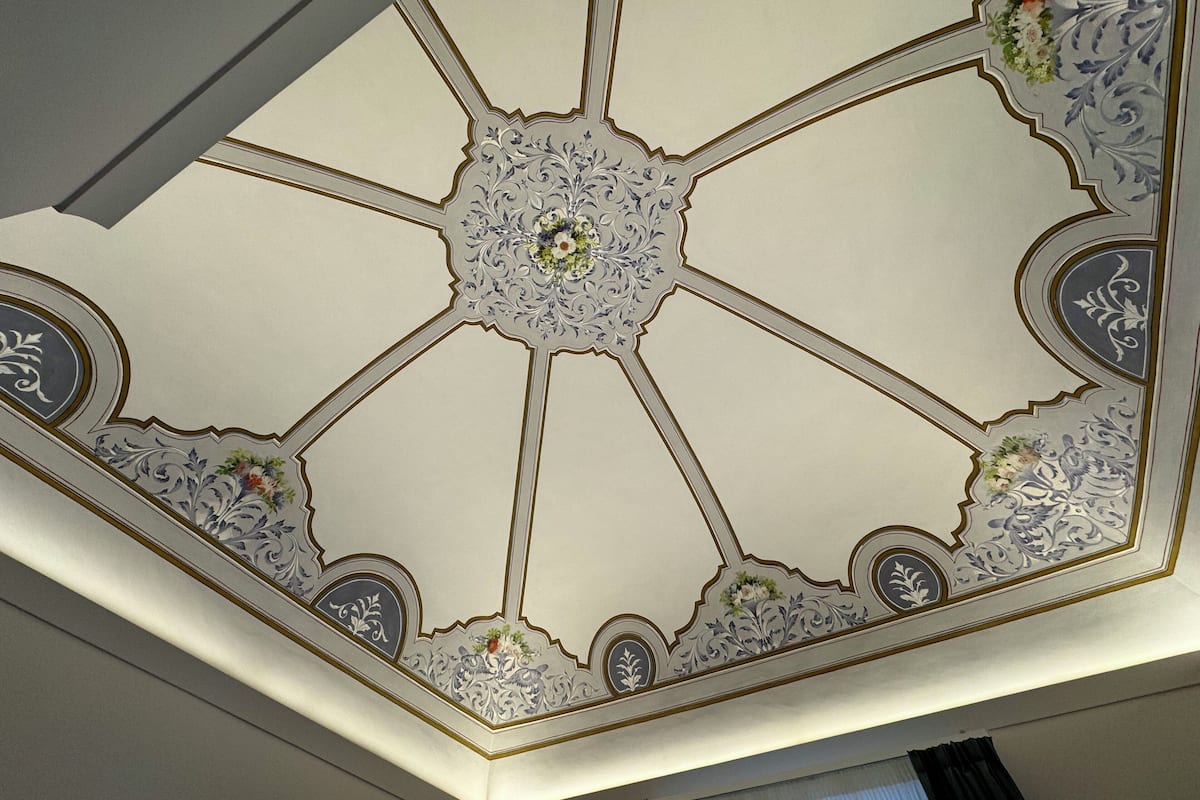 Eine Decke mit einem geometrischen Muster und floralen Verzierungen.