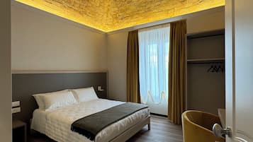 Quarto casal conforto | Frigobar (abastecido com alguns itens grátis), escrivaninha
